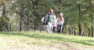 青少年团体漫步森林两对情侣牵手户外早秋公园