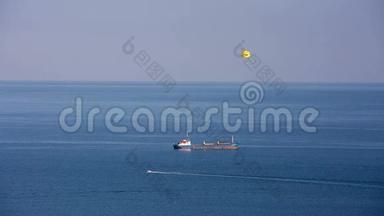 这艘船漂浮在黑海苏达克市海湾平静的海面上