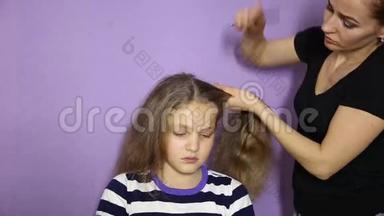织了一条小可爱的<strong>小辫</strong>子.. 理发师给女孩做发型。