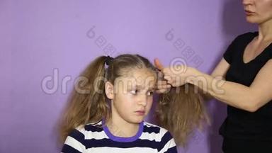 织了一条小可爱的<strong>小辫</strong>子.. 理发师给女孩做发型。