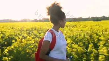 混血<strong>儿</strong>非裔美国<strong>少女</strong>女青年带着红色背包和一瓶水在花田徒步旅行