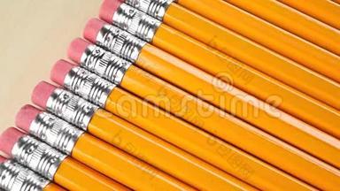 一排<strong>相同</strong>的削尖铅笔，涂有橙色的涂层。 平等观念，多莉