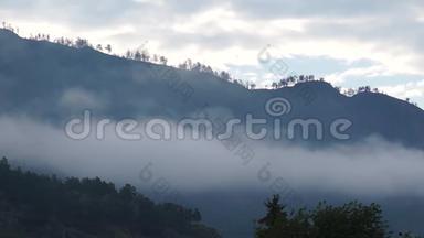 早晨潮湿的群山中<strong>弥漫</strong>着浓雾，加快了拍摄速度