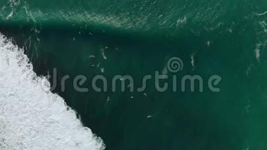 大浪冲浪的鸟瞰图。 海浪中的蓝色海浪