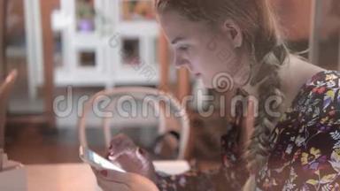 通过咖啡屋窗口观看与<strong>城市倒影</strong>的女人正在使用手机，。 智能手机的年轻学生