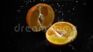 完全成熟的橙色击中<strong>黑色潮</strong>湿的表面，分裂成一半，500fps