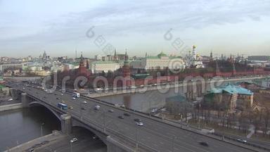莫斯科风景。 <strong>克里姆林</strong>宫，莫斯科河。 <strong>克里姆林</strong>宫附近的桥上的交通。