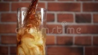 带冰的<strong>可乐</strong>。 用冰块和气泡在玻璃杯中倒入<strong>可乐</strong>。 慢动作240英尺