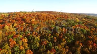 空中摄影视图。 在夕阳柔和的光<strong>线下</strong>，飞越秋天的山脉，森林、草地和山丘。