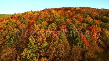 空中摄影视图。 在<strong>夕阳</strong>柔和的光线下，飞越秋天的<strong>山脉</strong>，森林、草地和山丘。