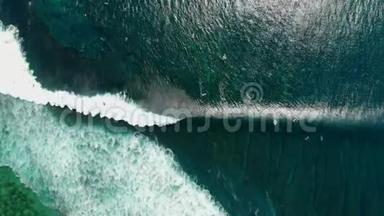 大浪冲浪的鸟瞰图。 海浪中的蓝色海浪