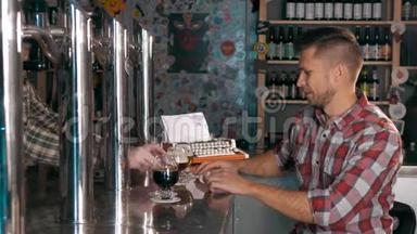 帅哥在酒吧喝啤酒，品尝不同的啤酒。 艾力和波特在咖啡厅。