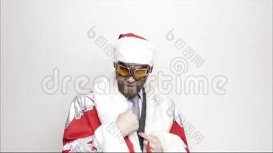 一个穿着圣诞老人服装的商人把他的脸带到摄像机前，想看看<strong>是谁</strong>在那里，并与他交流