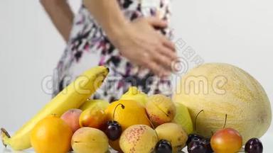 苗条的年轻女人选择水果。 健康的饮食。 减肥和节食的概念.. 4K