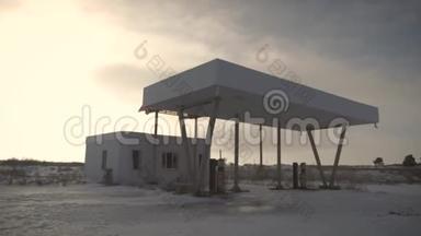 冬天路边废弃加油站的景色。 废弃的加油站，没有燃油标志