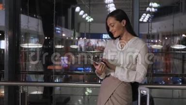年轻的女企业家在现代办公室室内阅读数码平板电脑的电子书，优雅的女商人
