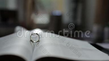 开放圣经中形成心形的结婚戒指