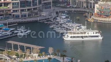 迪拜码头的海滨长廊和运河，在时间推移前后有<strong>豪华</strong>的摩天大楼和<strong>游艇</strong>，阿拉伯联合酋长国