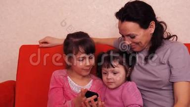 妈妈和女儿<strong>玩手机</strong>。 幸福的家庭<strong>玩手机</strong>。