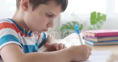 男孩用钢笔写作业