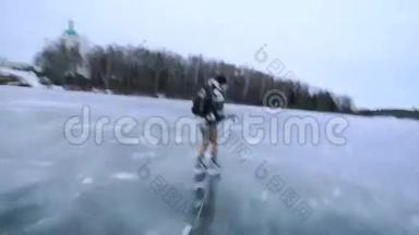 在<strong>冰冻</strong>湖上滑冰快乐的人带着背包，健康的生活方式，蒙太奇