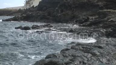 波浪撞击岩石。 地中海建筑