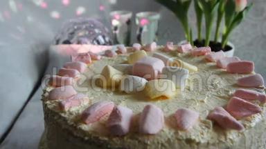 糖果蛋糕和糖果蛋糕，用热巧克力樱桃蛋糕浇糕点蛋糕孩子们节日的快乐。