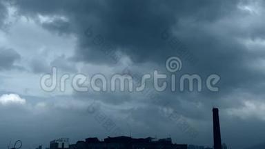 壮观的<strong>云</strong>彩遮住天空，城市<strong>工厂</strong>的烟囱，阿尔托库穆卢斯，黄昏。
