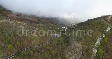 空中直升机拍摄高山上一片<strong>未被</strong>触及的森林