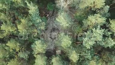 空中观景台。 飞过美丽的森林树木.. 空中摄影机拍摄。 景观全景。 露营的空中景色