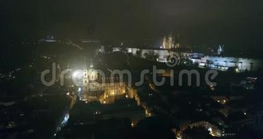 布拉格之夜全景，从空中到旧城广场的全景，布拉格之夜城市的灯光