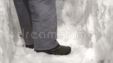 在<strong>大雪</strong>和雪崩<strong>之</strong>后，一个人用铲子清理路面上的积雪