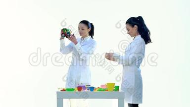 化验员检查塑胶玩具的质素