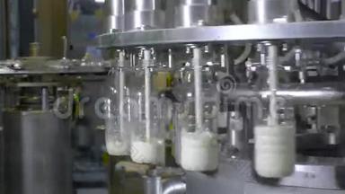 塑料瓶装满牛奶。 奶及<strong>奶制品</strong>生产线..
