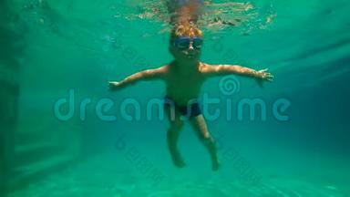 一个小男孩在水下拍摄的超HD慢动作<strong>学习</strong>如何在<strong>游泳</strong>池里<strong>游泳</strong>。 幼儿男孩潜入<strong>游泳</strong>池。