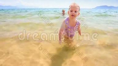 特写金发小女孩从海里跑到沙滩