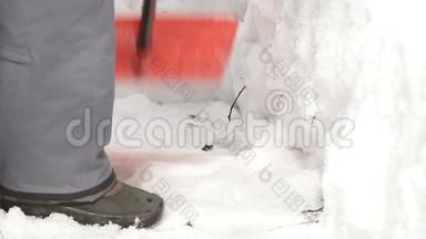 在<strong>大雪</strong>和雪崩<strong>之</strong>后，一个人用铲子清理路面上的积雪