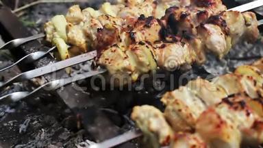美味的新鲜肉串在烤串上，准备在火上烤