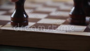 合上棋盘上的棋子.. 国际象棋基本概念。