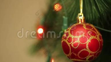 圣诞树上的红球
