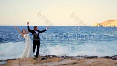 婚礼当天，新娘和新郎在海滨快乐。 幸福家庭生活的概念