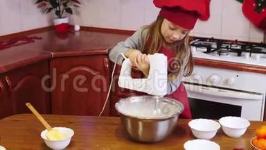 一位女厨师用电搅拌器在碗里搅拌面团.