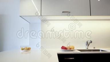 现代厨房内部设计的厨房橱柜和现代厨房台面。