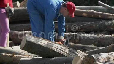 带<strong>电锯</strong>工具的人在地板上切割原木