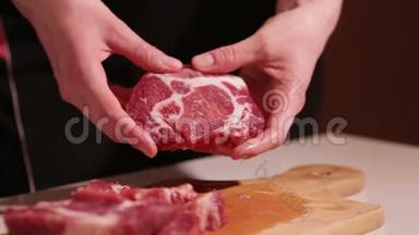 将黑刀肉切在黑色背景上.. 不想在厨房做饭，一个木板尖肉.. 牛肉，猪肉，肉