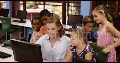 教师协<strong>助学</strong>童在教室使用个人电脑
