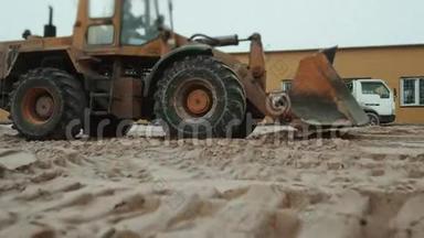 装载机挖掘机在砂场装载翻斗车，新厂房
