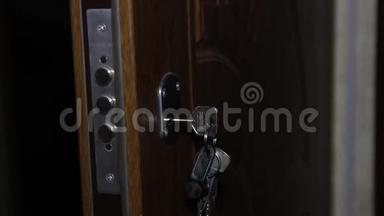 门上钥匙孔的钥匙