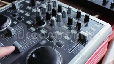 DJ控制台或搅拌器，手按<strong>遥控器</strong>的杠杆和<strong>按钮</strong>