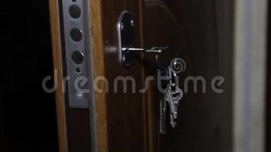 门上钥匙孔的钥匙